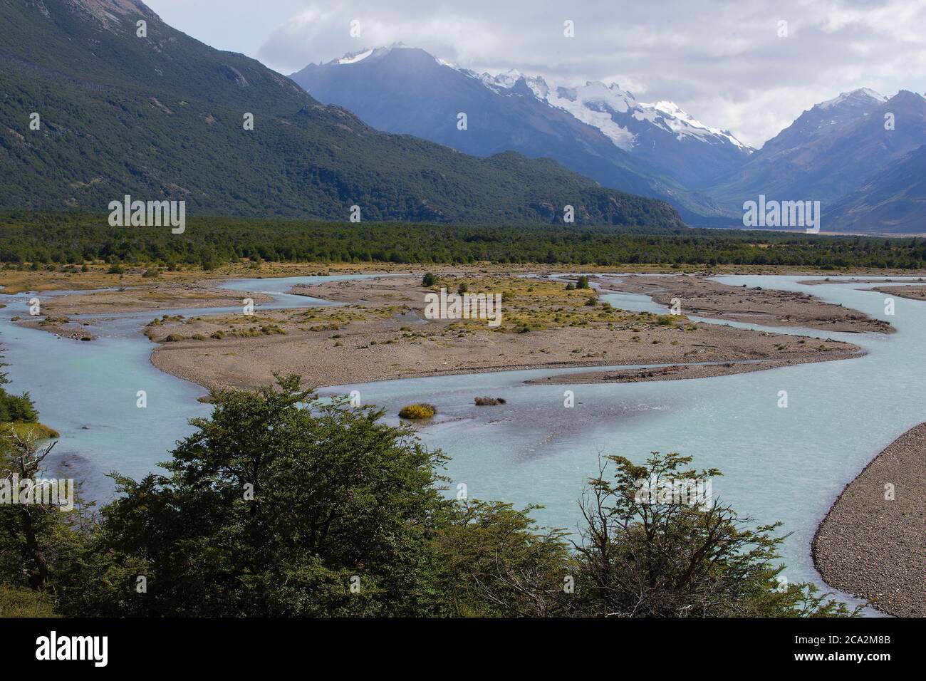 Blick auf das Tal des Flusses De las Vueltas und die Stadt El Chalten, Argentinien. Die türkisfarbene Wasserfarbe wird durch Gletscherschlick verursacht. Stockfoto