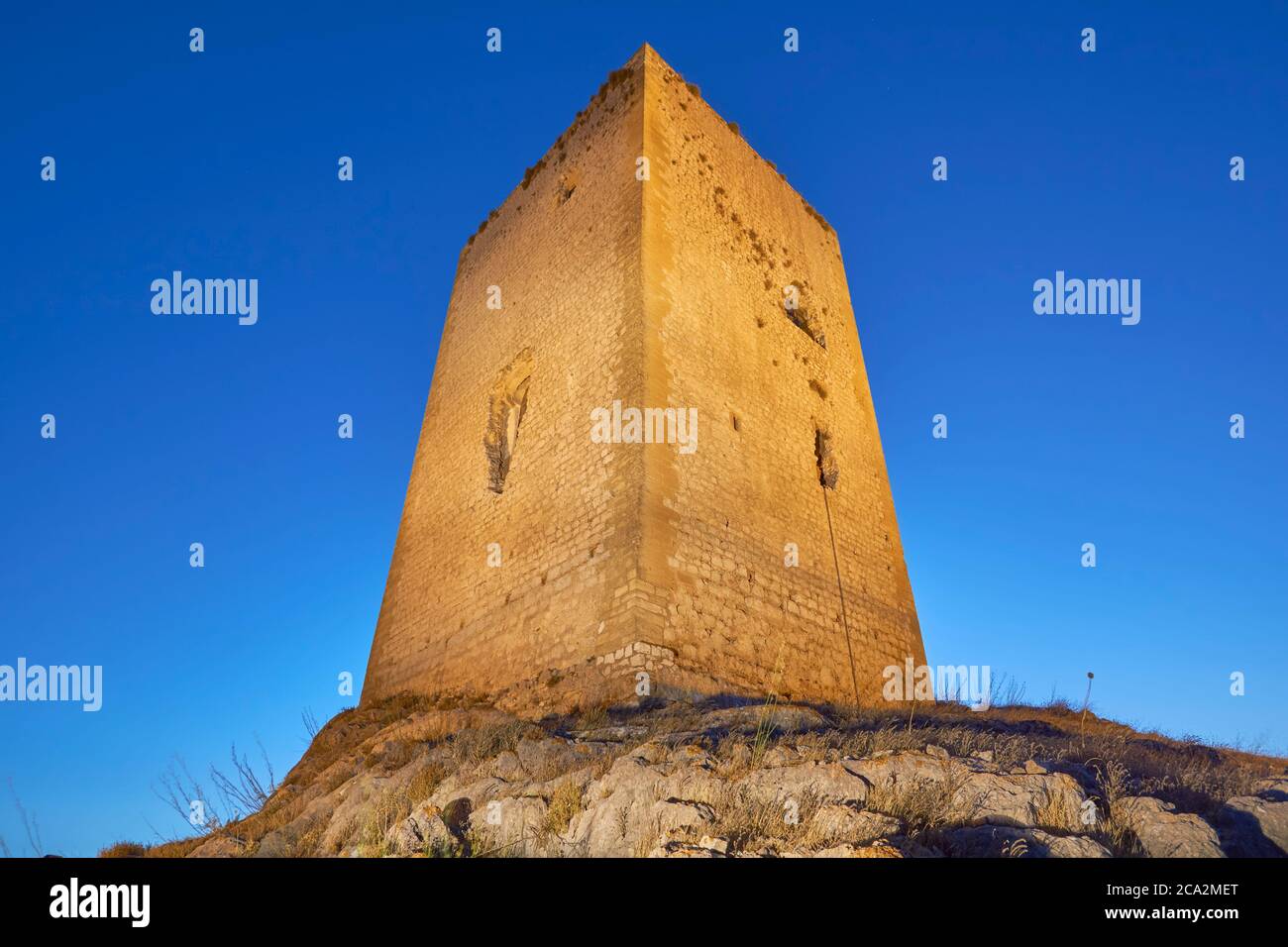 Ruinen der Burg La Estrella in Teba bei Nacht, Malaga. Andalusien, Spanien Stockfoto