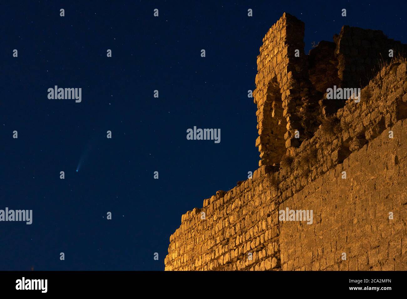Ruinen der Burg La Estrella in Teba bei Nacht, Malaga. Andalusien, Spanien Stockfoto