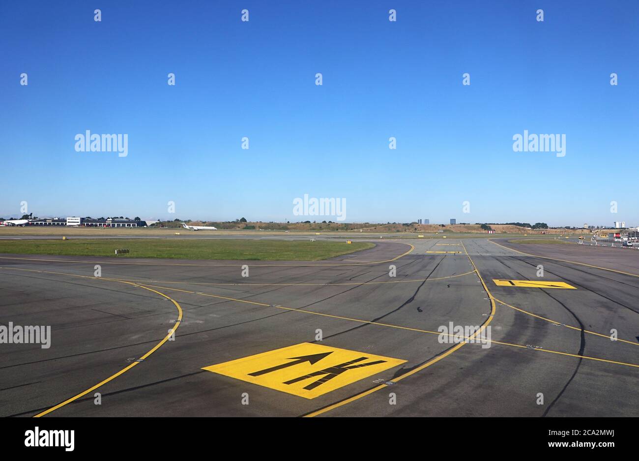 Dänemark, Flughafen Kopenhagen:Blick auf den Flugplatz mit dem Kontrollturm und den zur Zeit des Coronavirus leeren Start- und Landebahnen Stockfoto