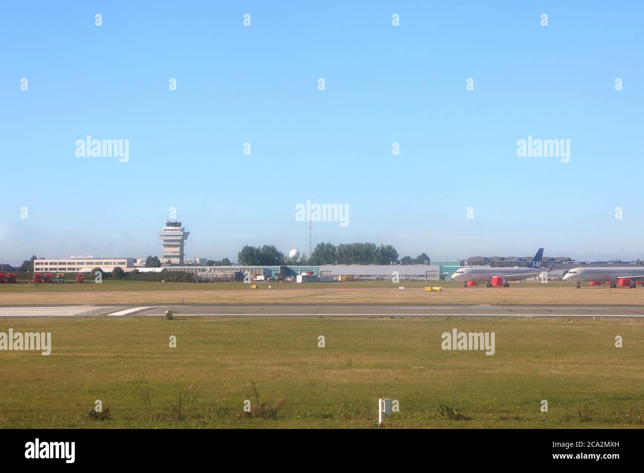 Dänemark, Flughafen Kopenhagen:Blick auf den Flugplatz mit dem Kontrollturm, geparkte SAS-Flugzeuge und leere Landebahnen zur Coronavirus-Zeit Stockfoto