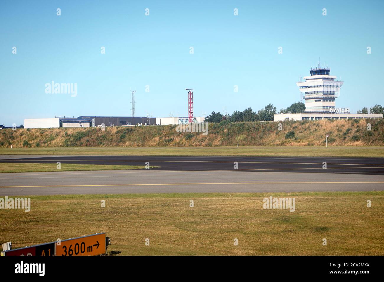 Dänemark, Flughafen Kopenhagen:Blick auf den Flugplatz mit dem Kontrollturm und leeren Start- und Landebahnen zur Coronavirus-Zeit Stockfoto