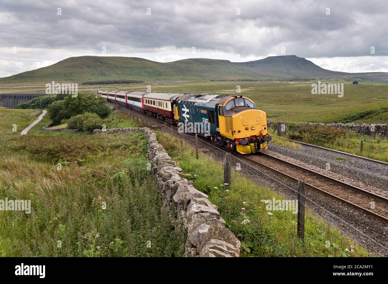 'The Staycation Express' Sommer-Sonderzug auf der Settle-Carlisle-Bahn, gesehen hier in Blea Moor, Ribblehead, Yorkshire Dales National Park, UK Stockfoto