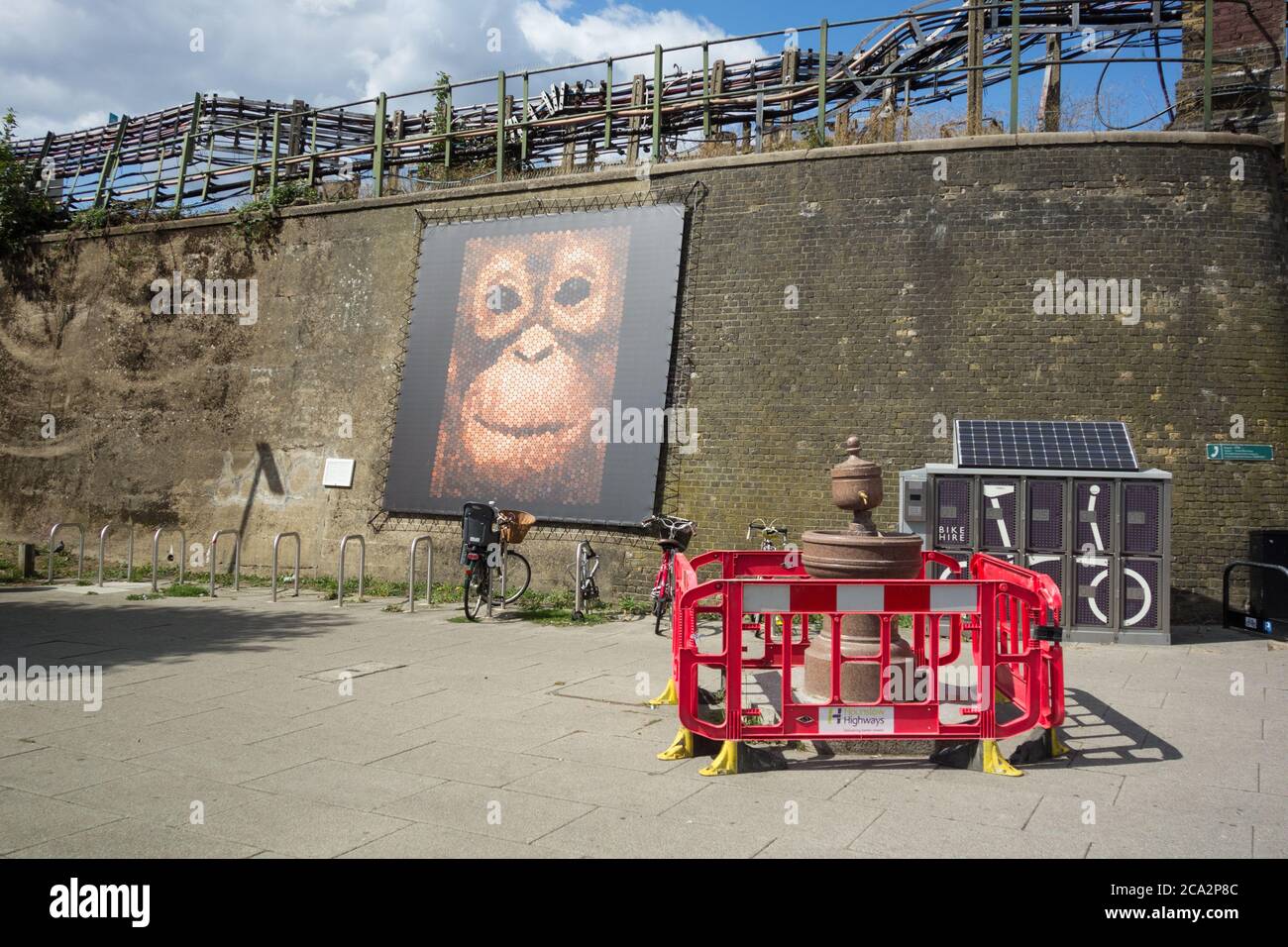 W4th Plinth, Penny the Orangutan von David Kimpton und Richard Lawton, Turnham Green, London, UK Stockfoto