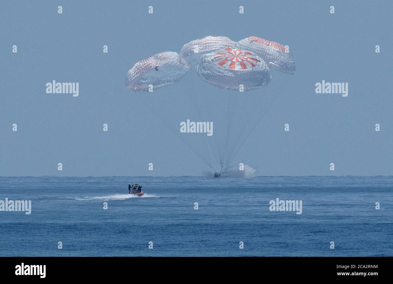 GOLF VON MEXIKO, USA - 02. August 2020 - die Raumsonde SpaceX Crew Dragon Endeavour mit den NASA-Astronauten Robert Behnken und Douglas Hurley o Stockfoto