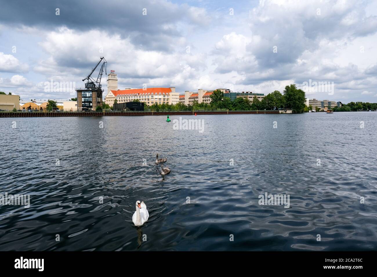 Berlin, Deutschland. August 2020. Der ehemalige Kran des Kabelwerks Oberspree (KWO) von 1967 mit dem Kranhaus Cafe und dem Behrensbau mit seinem Turm an der Spree in Oberschöneweide Hier soll bis 2026 das große Behrens-Ufer-Projekt als Wirtschaftsstandort mit einem Investitionsvolumen von 1.1 Milliarden Euro errichtet werden. Künstliche Intelligenz, Elektromobilität, Internet der Dinge und Industrie 4.0 finden hier ihren Platz. Hinzu kommen Gastronomie, Kultur, Einzelhandel, kita-Bereiche und ein neuer Uferweg entlang der Spree. Quelle: Jens Kalaene/dpa-Zentralbild/ZB/dpa/Alamy Live News Stockfoto