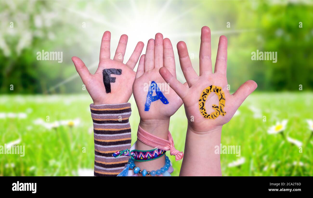 Kinder Hände Gebäude Wort FAQ, Graswiese Stockfoto