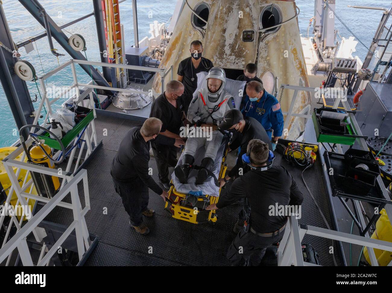 GOLF VON MEXIKO, USA - 02. August 2020 - NASA-Astronaut Douglas Hurley wird aus der Raumsonde SpaceX Crew Dragon Endeavour an Bord der Raumsonde SpaceX G unterstützt Stockfoto