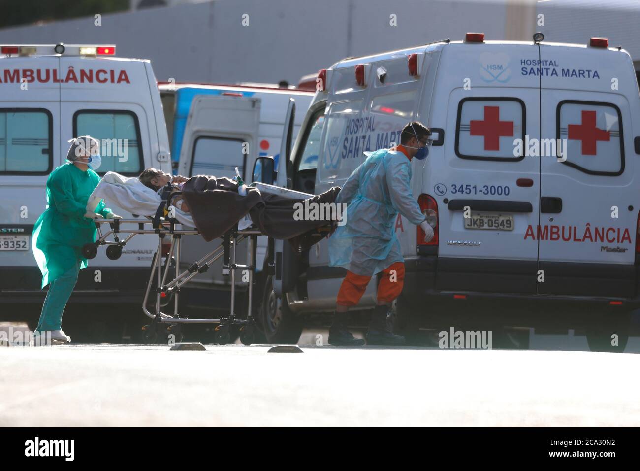 Brasilia, Brasilien. August 2020. Ein COVID-19-Patient wird von medizinischen Mitarbeitern in Brasilia, Brasilien, am 3. August 2020 in ein Krankenhaus gebracht. Brasilien verzeichnete am Montag 561 neue Todesfälle von COVID-19, was die nationale Zahl der Todesopfer auf 94,665, nach Angaben des Gesundheitsministeriums des Landes.Inzwischen haben Tests 16,641 neue Infektionen entdeckt, so 2,750,318 das Ministerium. Quelle: Lucio Tavora/Xinhua/Alamy Live News Stockfoto