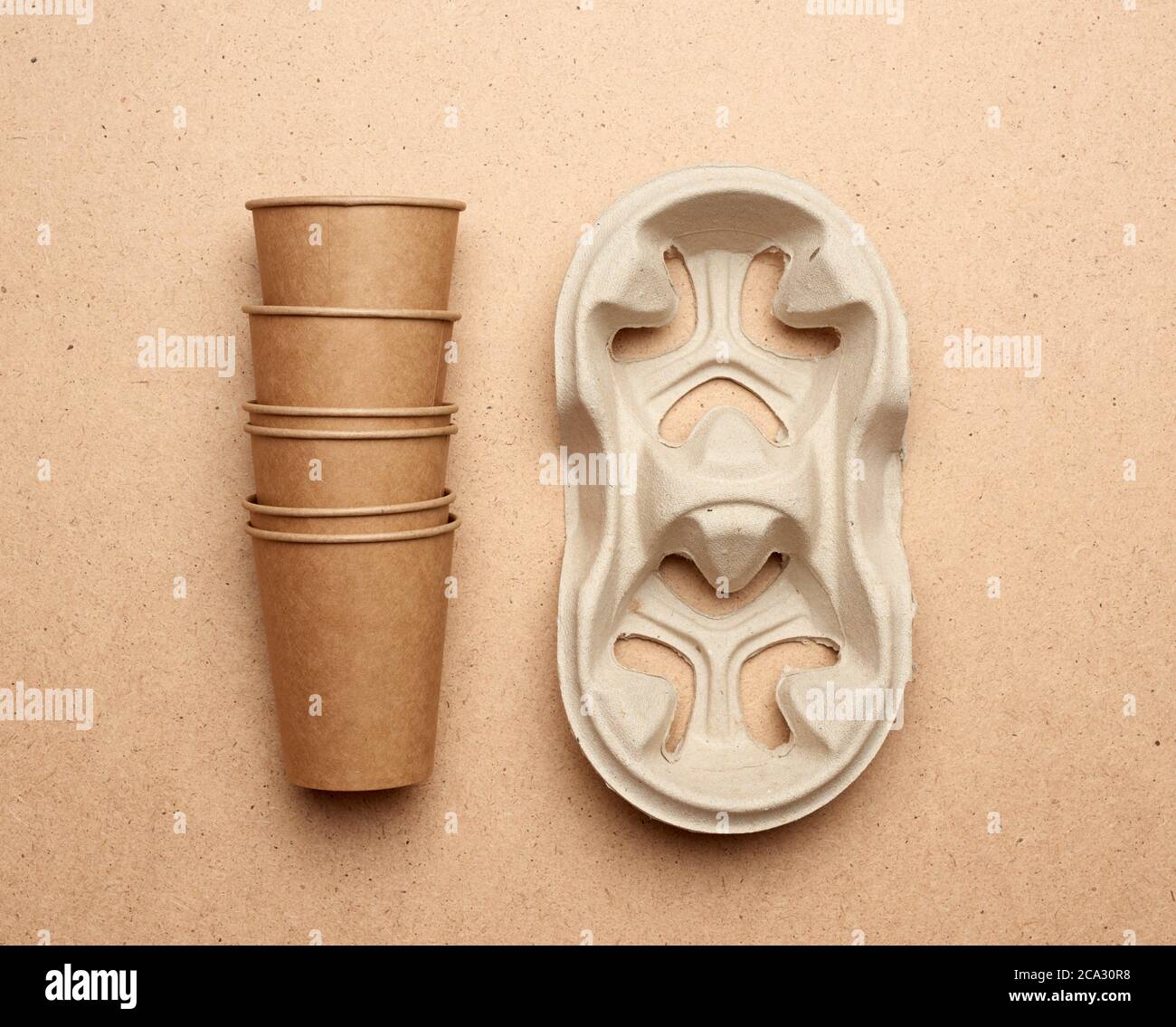 Einweg Braune Papier Handwerk Tassen Und Recycelten Papierhalter Auf Einem Braunen Holzhintergrund Draufsicht Kunststoff Ablehnung Konzept Und Umweltfreundlich Null Stockfotografie Alamy