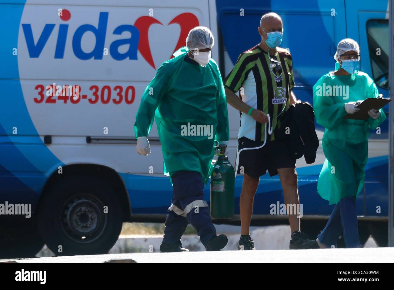 Brasilia, Brasilien. August 2020. Gesundheitshelfer bringen einen COVID-19-Patienten in ein Krankenhaus in Brasilia, Brasilien, 3. August 2020. Brasilien verzeichnete am Montag 561 neue Todesfälle von COVID-19, was die nationale Zahl der Todesopfer auf 94,665, nach Angaben des Gesundheitsministeriums des Landes.Inzwischen haben Tests 16,641 neue Infektionen entdeckt, so 2,750,318 das Ministerium. Quelle: Lucio Tavora/Xinhua/Alamy Live News Stockfoto