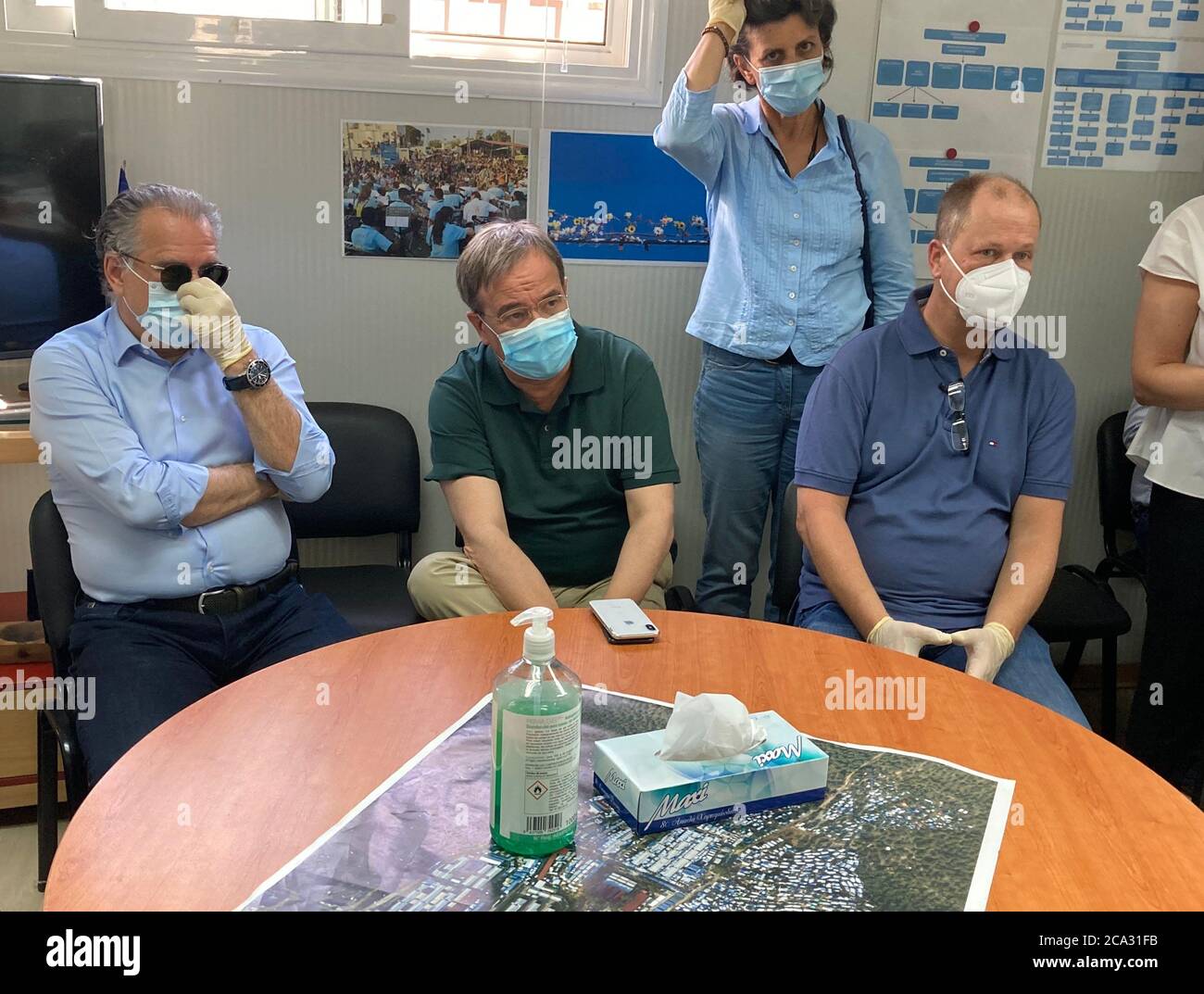 Moria, Griechenland. August 2020. Armin Laschet (2. V.l., CDU), Ministerpräsident von Nordrhein-Westfalen, besucht das Flüchtlingslager Moria. Laschet ist auf einem mehrtägigen Besuch in Griechenland. Quelle: Dorothea Hülsmeier/dpa/Alamy Live News Stockfoto