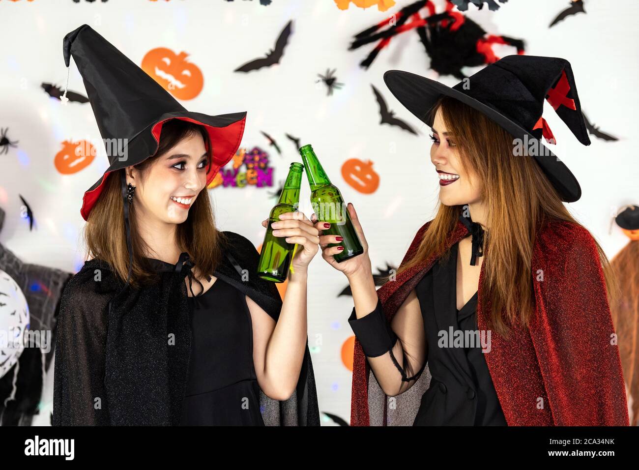 Portrait Asiatische junge Erwachsene Frau tragen halloween Kostüm Feiern  Sie ein Halloween Party Faschingsfest und jubeln Sie mit Alkohol Bier.  Halloween Stockfotografie - Alamy