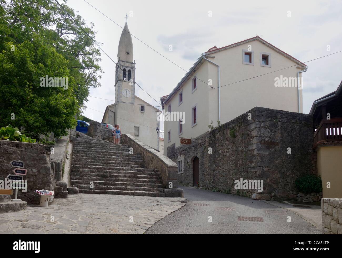 Štanjel Dorf, Komen Gemeinde, Slovenija. Blick auf die Straße mit der Kirche St. Daniel. Stockfoto