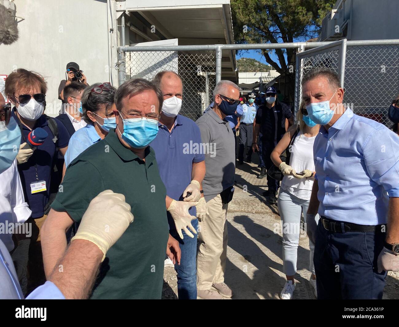 Moria, Griechenland. August 2020. Armin Laschet (vorne links, CDU), Ministerpräsident von Nordrhein-Westfalen, besucht das Flüchtlingslager Moria. Laschet ist auf einem mehrtägigen Besuch in Griechenland. Quelle: Dorothea Hülsmeier/dpa/Alamy Live News Stockfoto