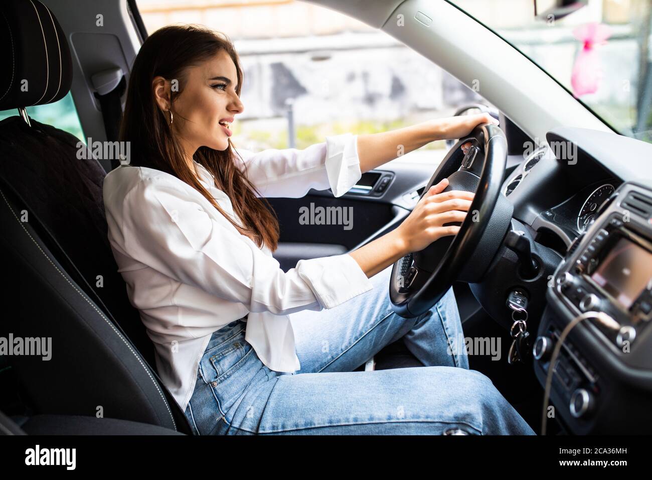 Junge Frau Hand drücken der Taste Hupe während der Fahrt ein Auto