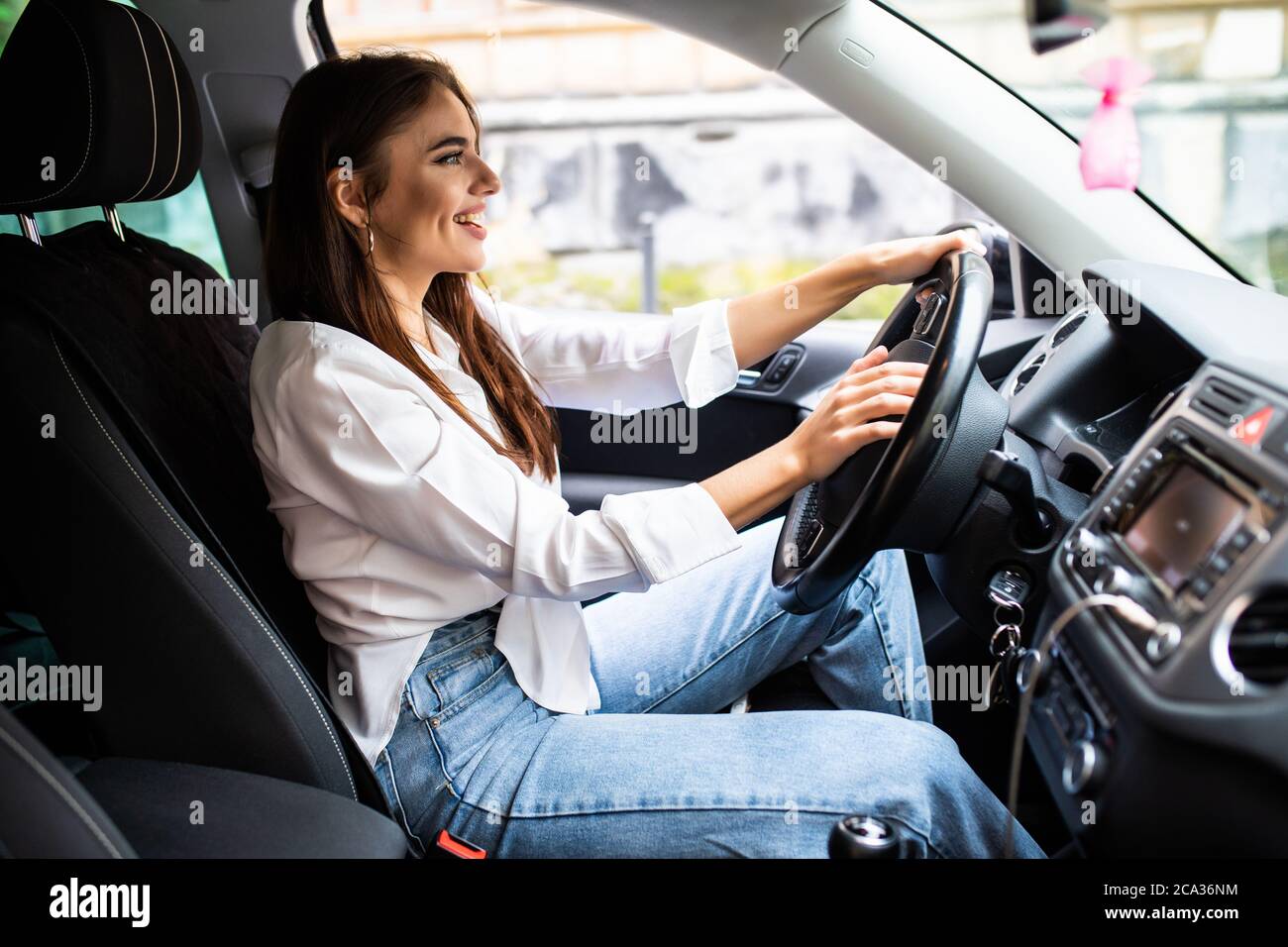 Junge Frau Hand drücken der Taste Hupe während der Fahrt ein Auto