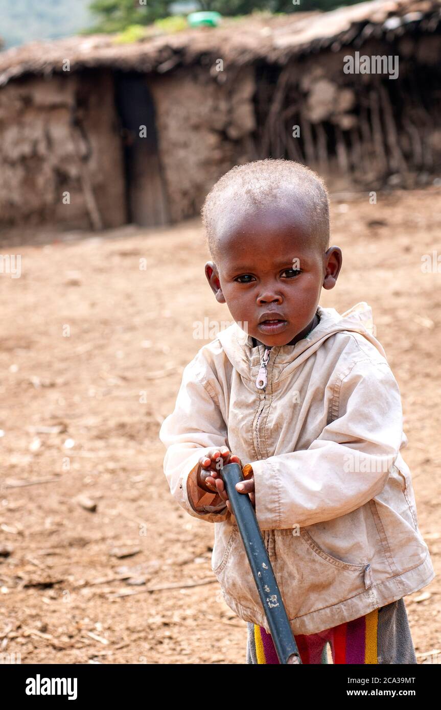 Kleines masai-Kind, in einem maasai-Dorf. Maasai Mara National Reserve. Kenia. Afrika. Stockfoto
