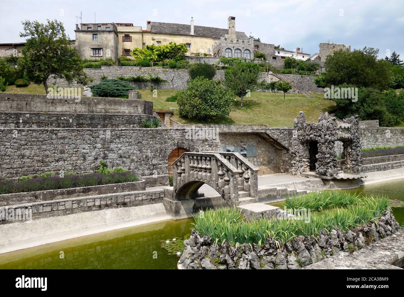 Štanjel, renovierte mittelalterliche Burg. Blick vom Park im Hinterhof. Komen Gemeinde, Kras Region, Slowenien. Stockfoto