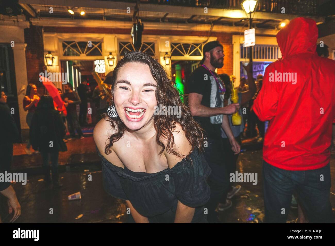 New Orleans - 05/01/2018: Nachtleben entlang der Bourbon Street im French Quarter - ein schönes Mädchen lächelt an der Kamera Stockfoto