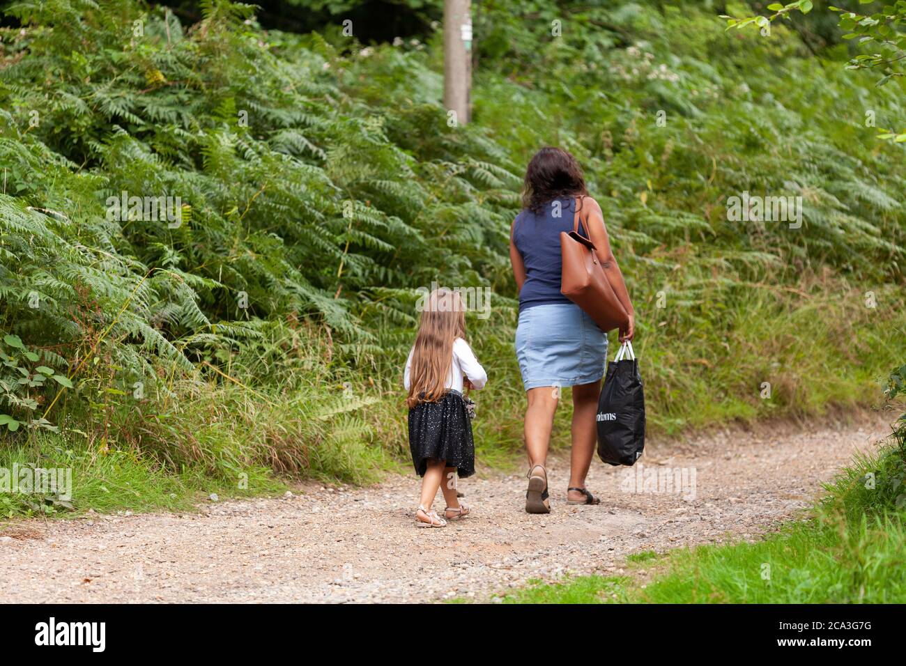 Mutter und Tochter werden gesehen, wie sie einen begehbaren Landschaftspark in der Nähe von London machen Stockfoto