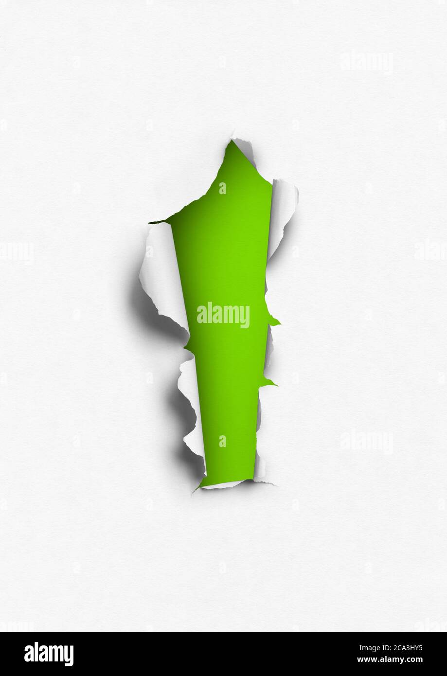 Zerrissenes Papier mit grünem Loch. Leere Hintergrundvorlage Stockfoto
