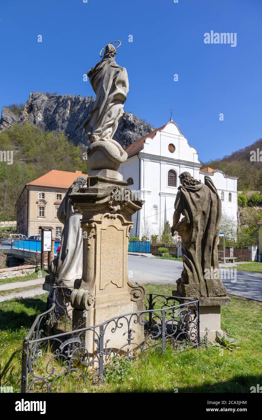 Kostel a klaster sv. Jana Krtitele, Svaty Jan pod Skalou, Cesky kras, Ceska republika / Kirche und Kloster des Heiligen Johannes, Svaty Jan pod Skalou, Tschechisch Stockfoto