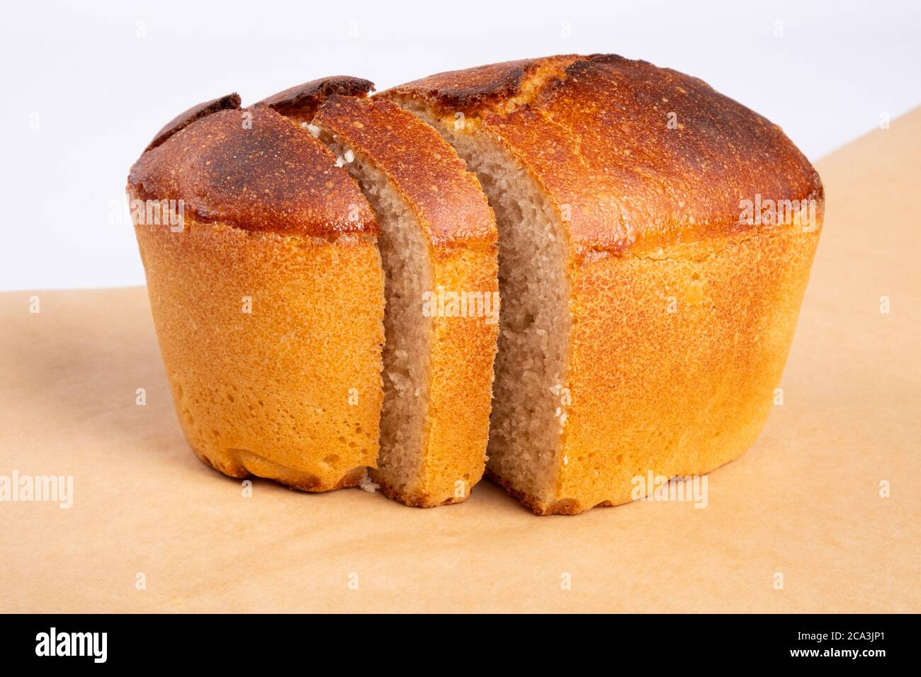 Backwaren, frisch gebackenes Weizenbrot, Brotscheiben, Laib isoliert auf weißem Hintergrund, Bäckerei. Stockfoto