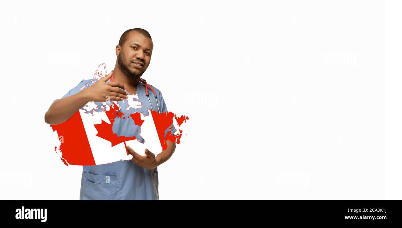 Schöne afroamerikanische Arzt kümmert sich um Kanada über weißen Studio Hintergrund. Copyspace. Konzept der Gesundheitsversorgung und Medizin, Betreuung, Behandlung, Diagnostik während Coronavirus Ausbruch. Stockfoto