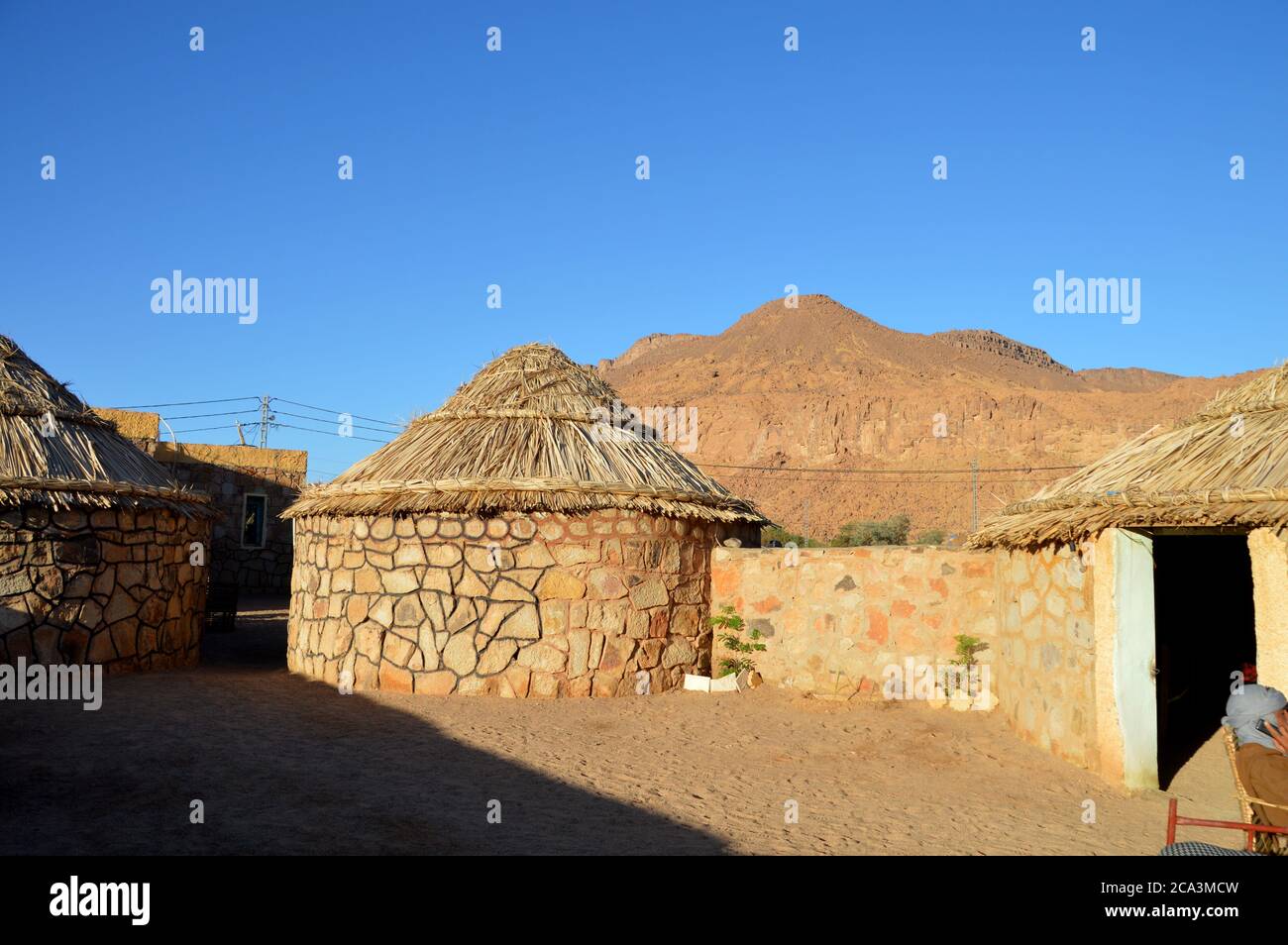 Algerien, Illizi, Tassili N'Ajjer Nationalpark: Tuareg-Hütten im Dorf Iherir. Stockfoto