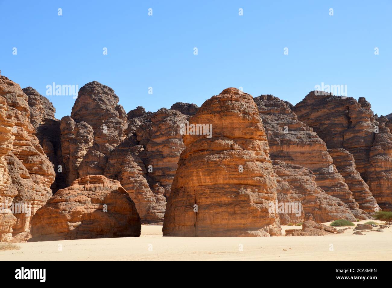 Algerien, Illizi, Tassili N'Ajjer Nationalpark: Sandsteinfelsen in der Wüste. Stockfoto