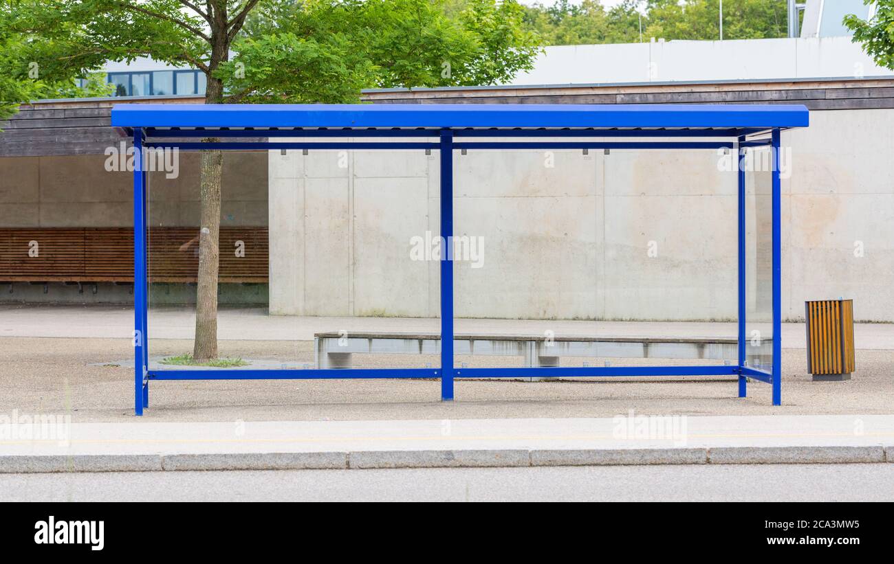 Blick auf eine Bushaltestelle. Neutral: Keine Schilder, keine Passagiere. Symbol für Gone, Waiting oder leaving. Stockfoto