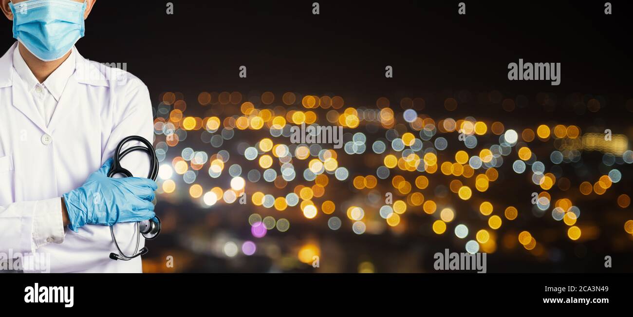 Doktor Mann auf dunklen Nacht Stadt Hintergrund mit Clipping Pfad. COVID-19 Virus Epidemie Ausbruch zu Coronavirus Pandemie Krankheit globale Rezession Panorama Stockfoto