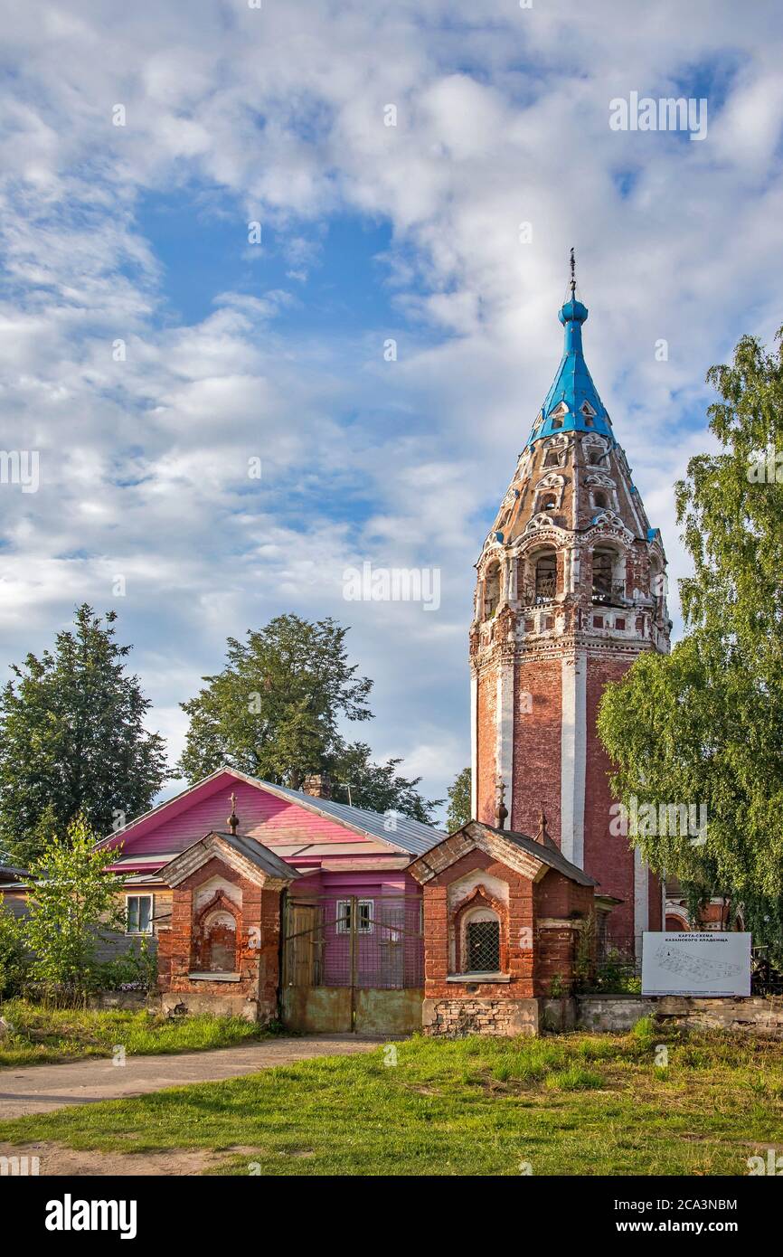Ustyuzhna, Wologda Region, Russland - 27. Juli 2020, die Kirche von Kazanskoy Ikony Bozh'yey Materi. Kirche unserer Dame von Kasan in Ustjuzhna, Vologda reg Stockfoto