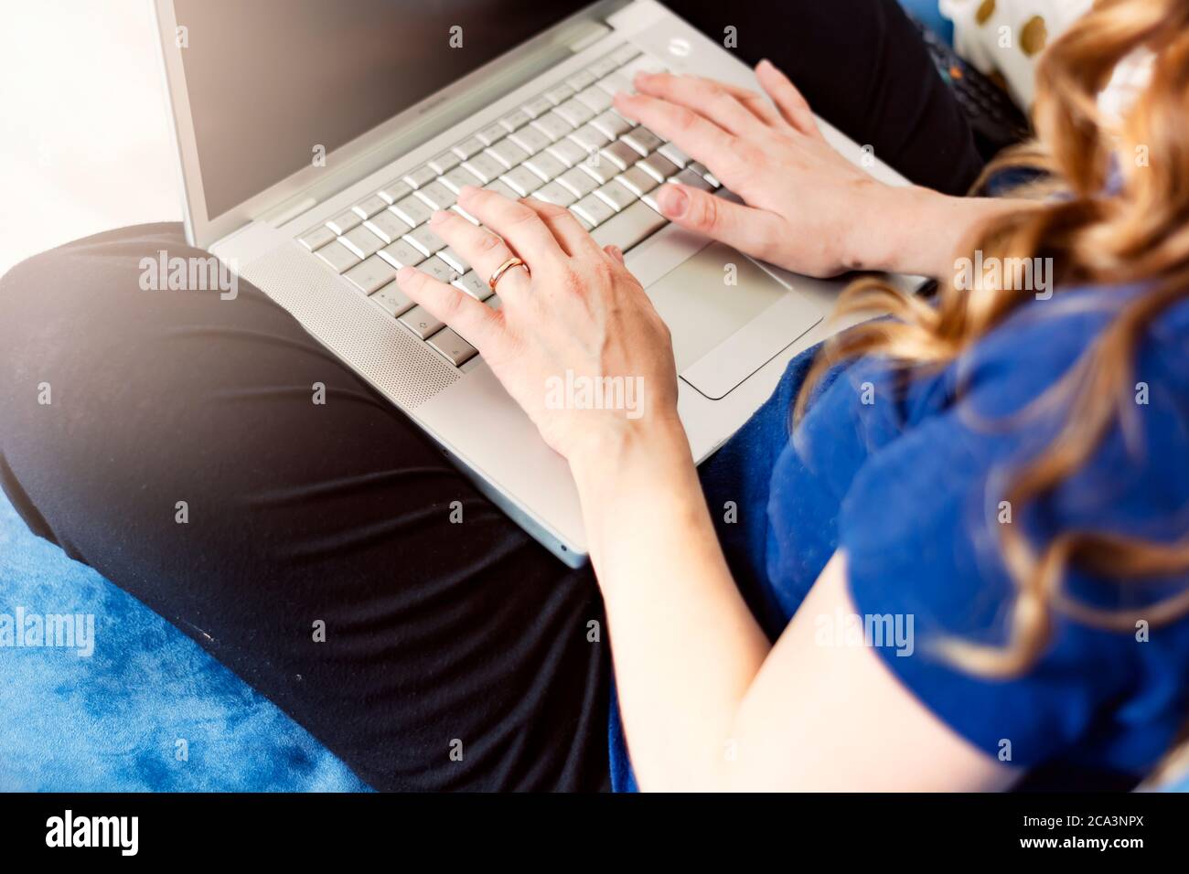 Junge kaukasische Frau, die auf einer Laptop-Tastatur tippt. Arbeiten von zu Hause aus. Intelligentes Arbeitskonzept. Arbeiten Sie zu Hause Stockfoto