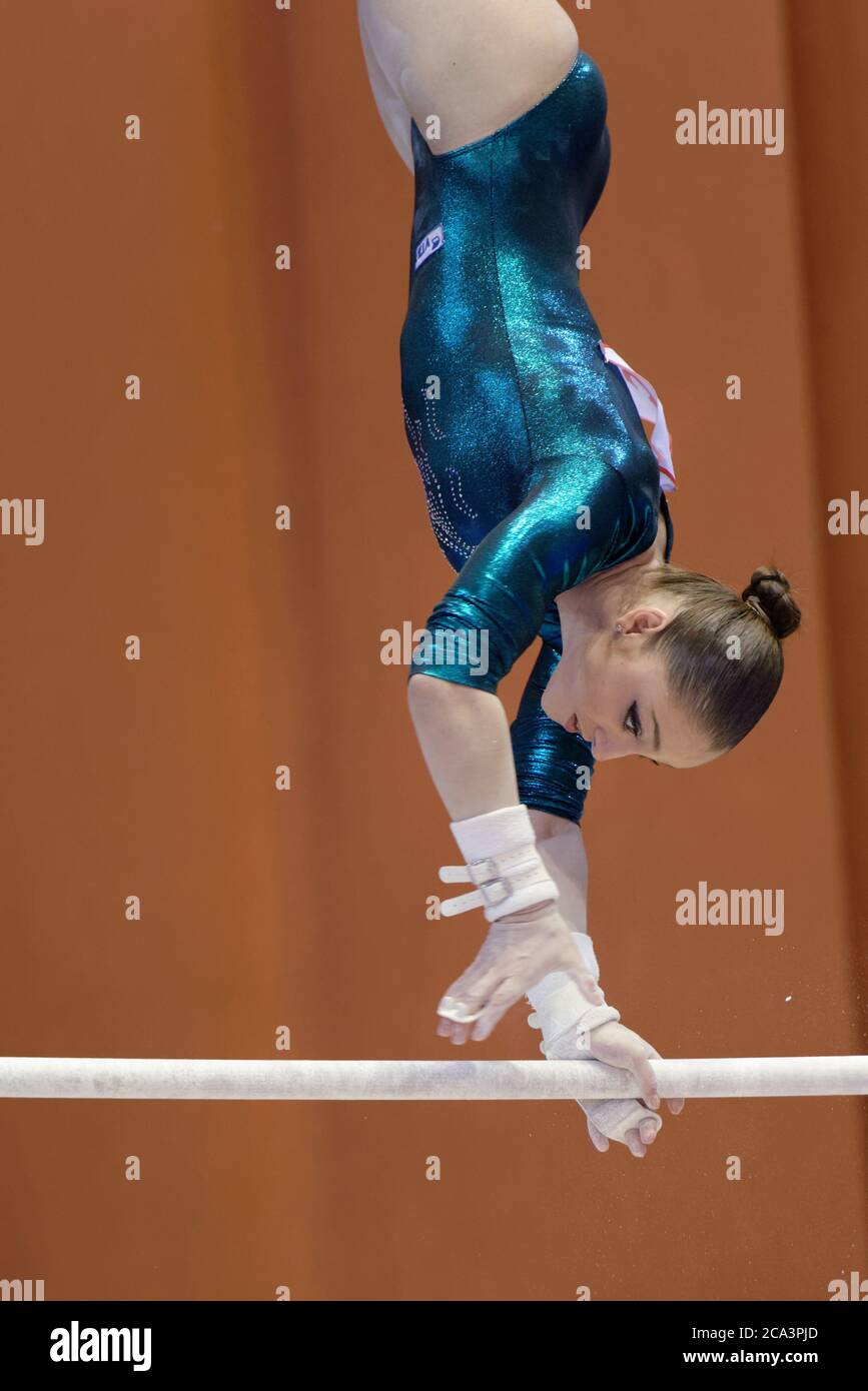 Kiew, Ukraine - 31. März 2013: Aliya Mustafina von Russland führt Übung auf unebenen Bars während des internationalen Turniers in der künstlerischen Gymnastik Stella Zakharova Cup in Kiew, Ukraine Stockfoto