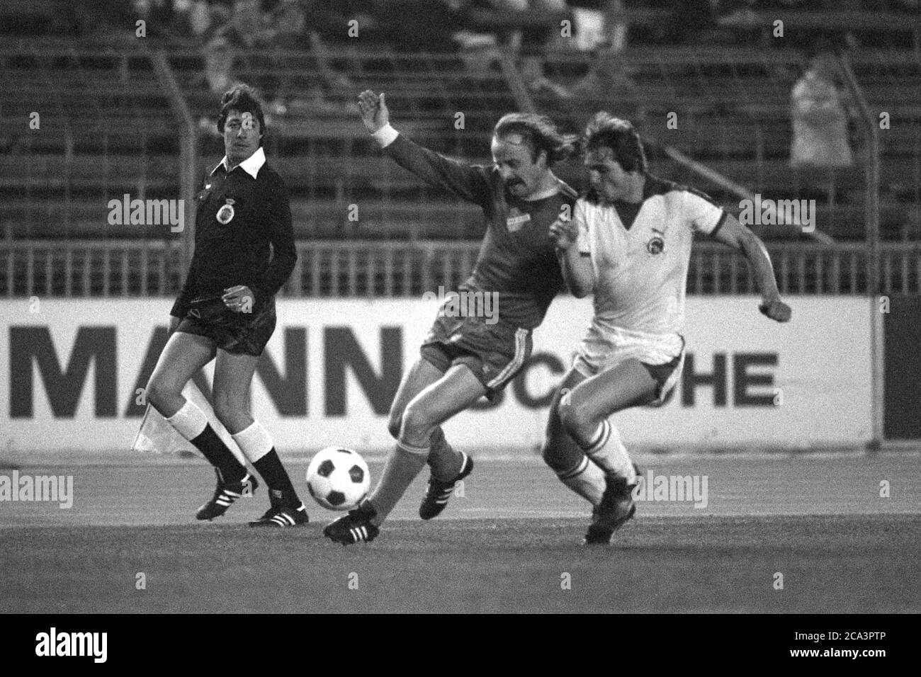 Augustin ANTALIK (links, Banik Ostrau), in Duellen gegen Heiner BALTES (??), Fortuna Düsseldorf), Aktion, Europapokal der Pokalsieger 1979, Halbfinale der zweiten Etappe Fortuna Düsseldorf - Banik Ostrau 3: 1, 11.04.1979 im Rheinstadion Düsseldorf, ¬ Einsatz weltweit Stockfoto