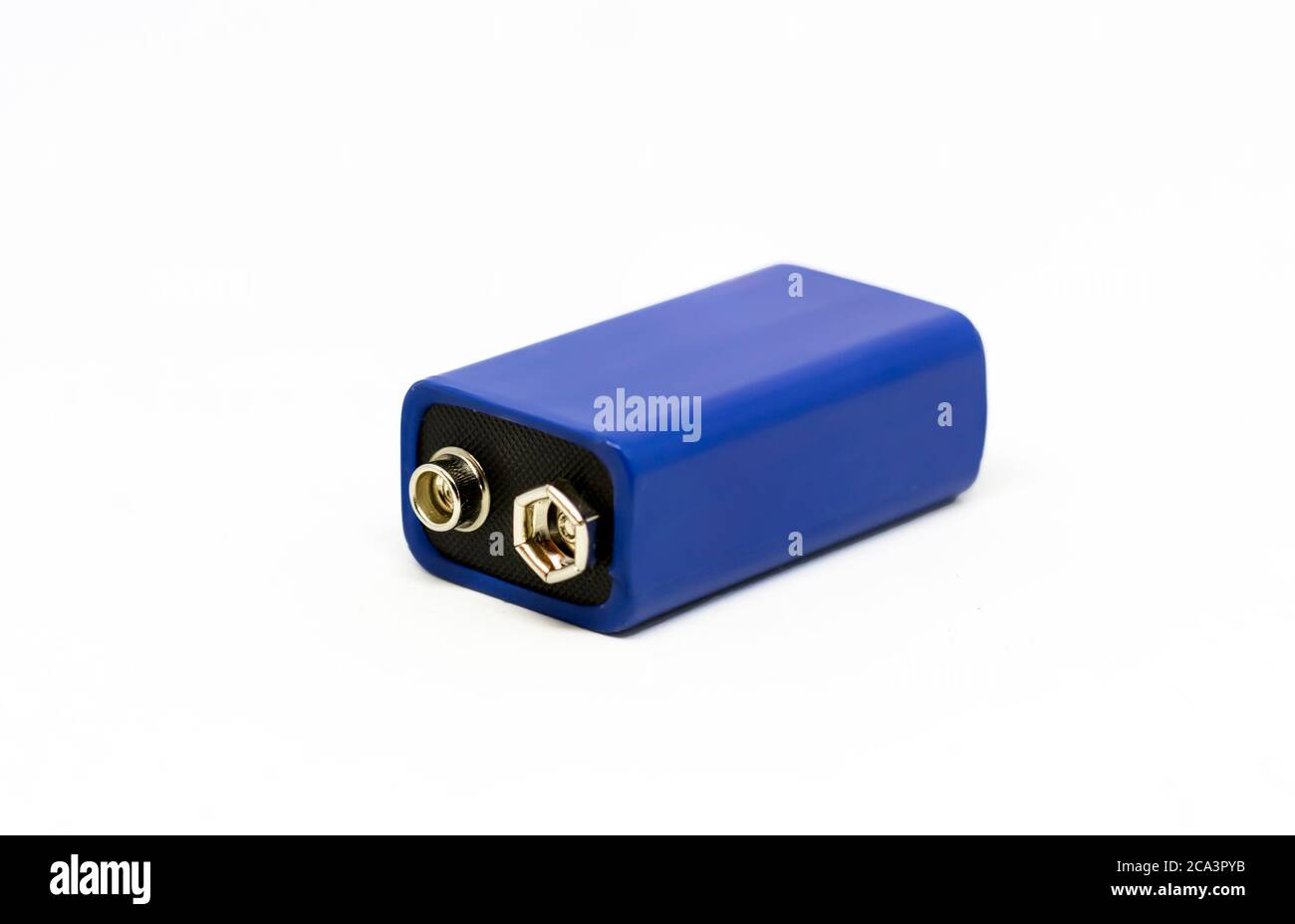 Eine blaue 9-Volt-Batterie, die auf weißem Hintergrund isoliert ist. Stromversorgung. Speicherplatz kopieren. Umweltverschmutzung Stockfoto