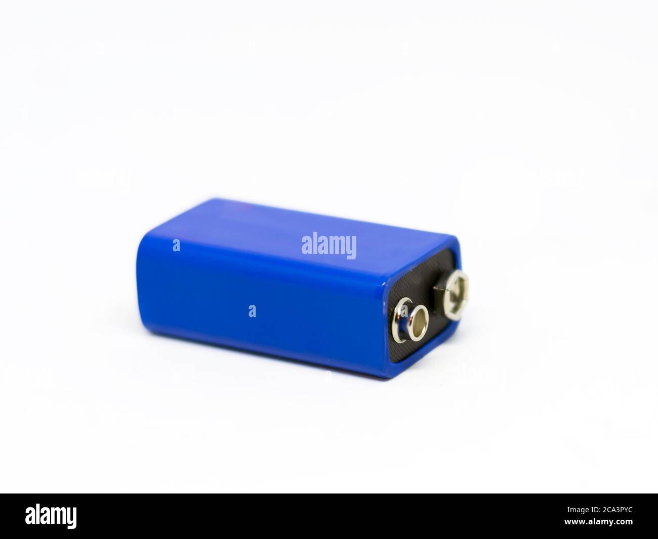 Eine blaue 9-Volt-Batterie, die auf weißem Hintergrund isoliert ist. Stromversorgung. Speicherplatz kopieren. Umweltverschmutzung Stockfoto