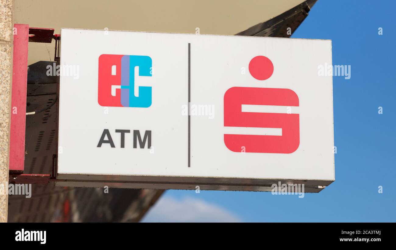 Nahaufnahme eines EC (Electronic Cash) und des Sparkasse-Logos. Zeichen für eine Bank mit Geldautomat. Stockfoto
