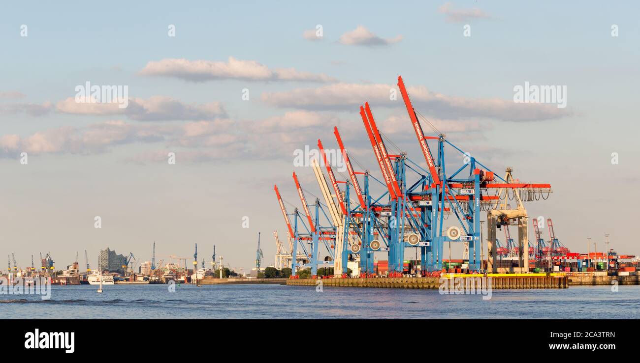 Laderampe am Hamburger Hafen. Terminal zum Be- und Entladen von Containern. Symbol für Handel, Wirtschaft, Schifffahrt. Stockfoto