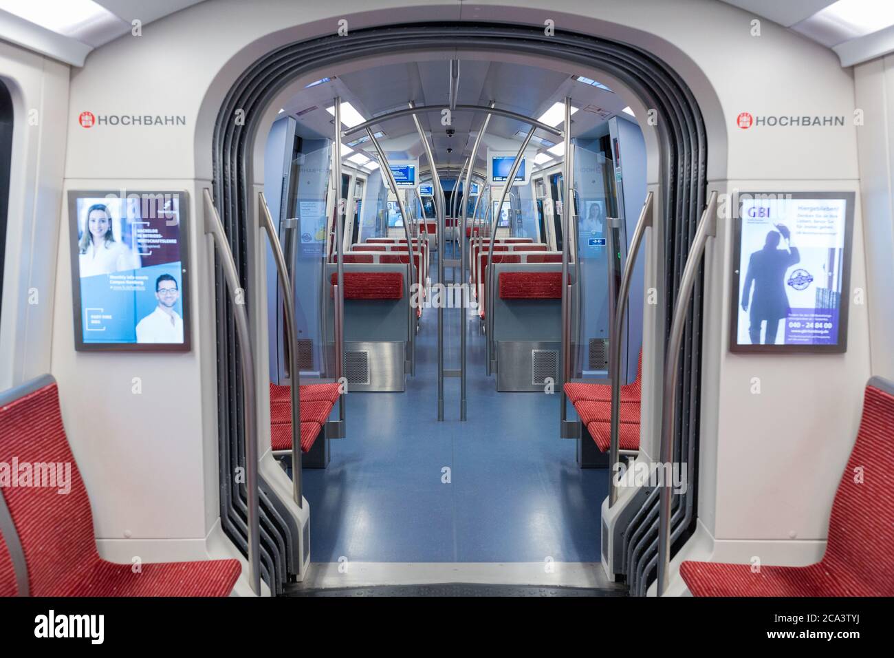 Innenansicht eines leeren U-Bahn-Wagens / U-Bahn-Zuges. Gerader Blick entlang des Hauptganges. Hamburg, Deutschland. Stockfoto