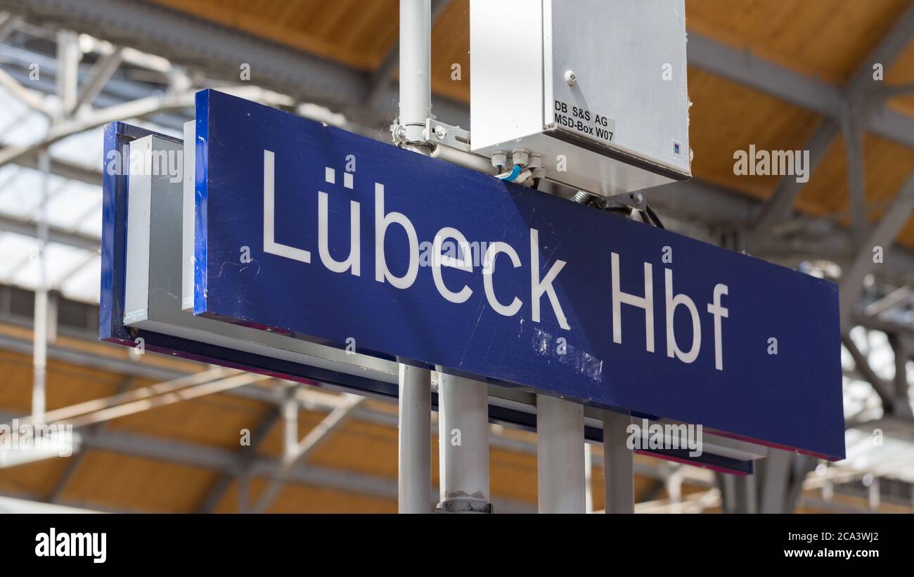 Nahaufnahme des Hinweises Lübeck Hbf (Lübecker Hauptbahnhof). Panorama-Format. Stockfoto