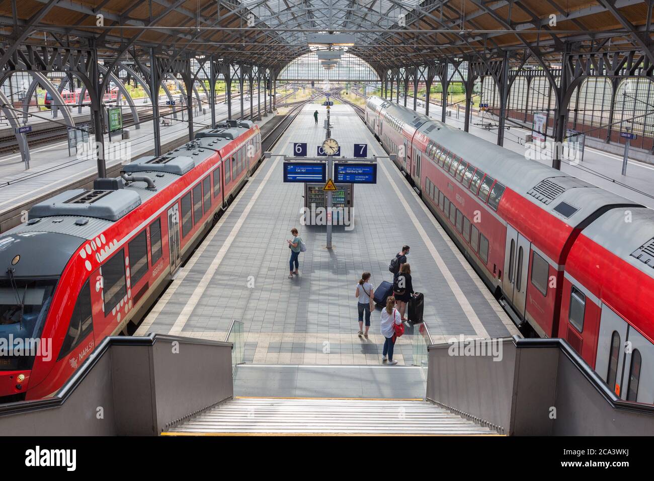 Ein Blick in den Lübecker Hauptbahnhof. Mit Regionalzügen der Deutschen Bahn. Stockfoto