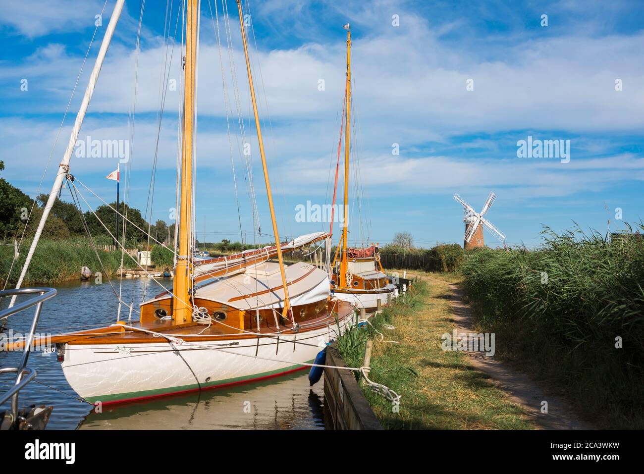 Horsey Norfolk, Blick im Sommer auf Boote, die auf dem Schleppweg bei Horsey im Nordosten der Norfolk Broads, East Anglia, England, Großbritannien, festgemacht sind Stockfoto