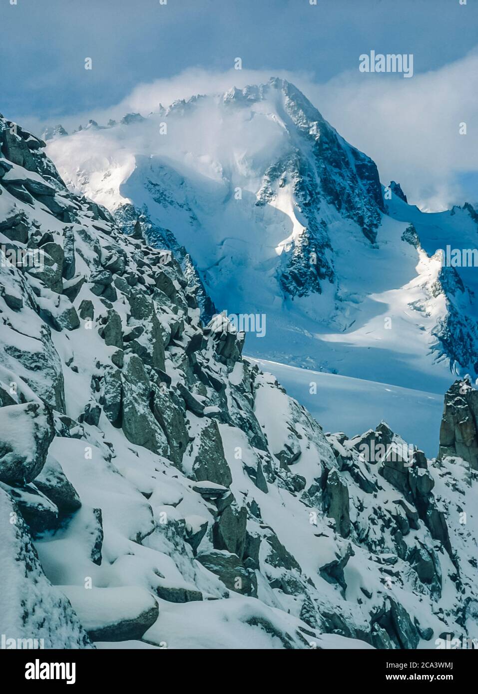 Frankreich, Chamonix. Das sind die Berge von Chamonix in den französischen Alpen, die auf der alten Jäger-Hochgebirgshandelsroute zwischen der französischen Stadt Chamonix und der Schweizer Stadt Zermatt gesehen und überquert werden. Das ist die Aiguille du Chardonnet, eines der ersten Berge von Chamonix, nicht weit von der Albert Premiere Hütte im Besitz des französischen Alpenvereins auf dem Weg über den Col du Trient an der französischen Schweizer Grenze zur Cabane d' Orney Stockfoto