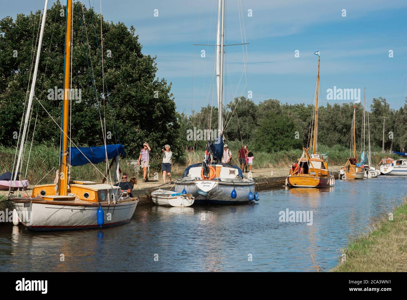 Norfolk Broads, Blick im Sommer auf Boote, die auf dem Abschleppweg bei Horsey im Nordosten der Norfolk Broads, East Anglia, England, Großbritannien, festgemacht sind Stockfoto