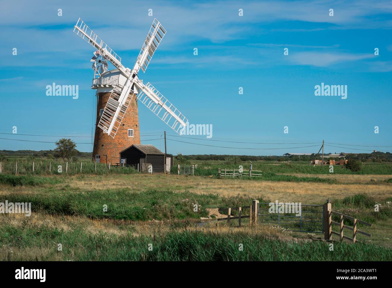 Norfolk Countryside, Blick im Sommer auf die Horsey Windpumpe - eine Windmühle im Jahr 1912 im Nordosten des Norfolk Broads, England, Großbritannien gebaut Stockfoto