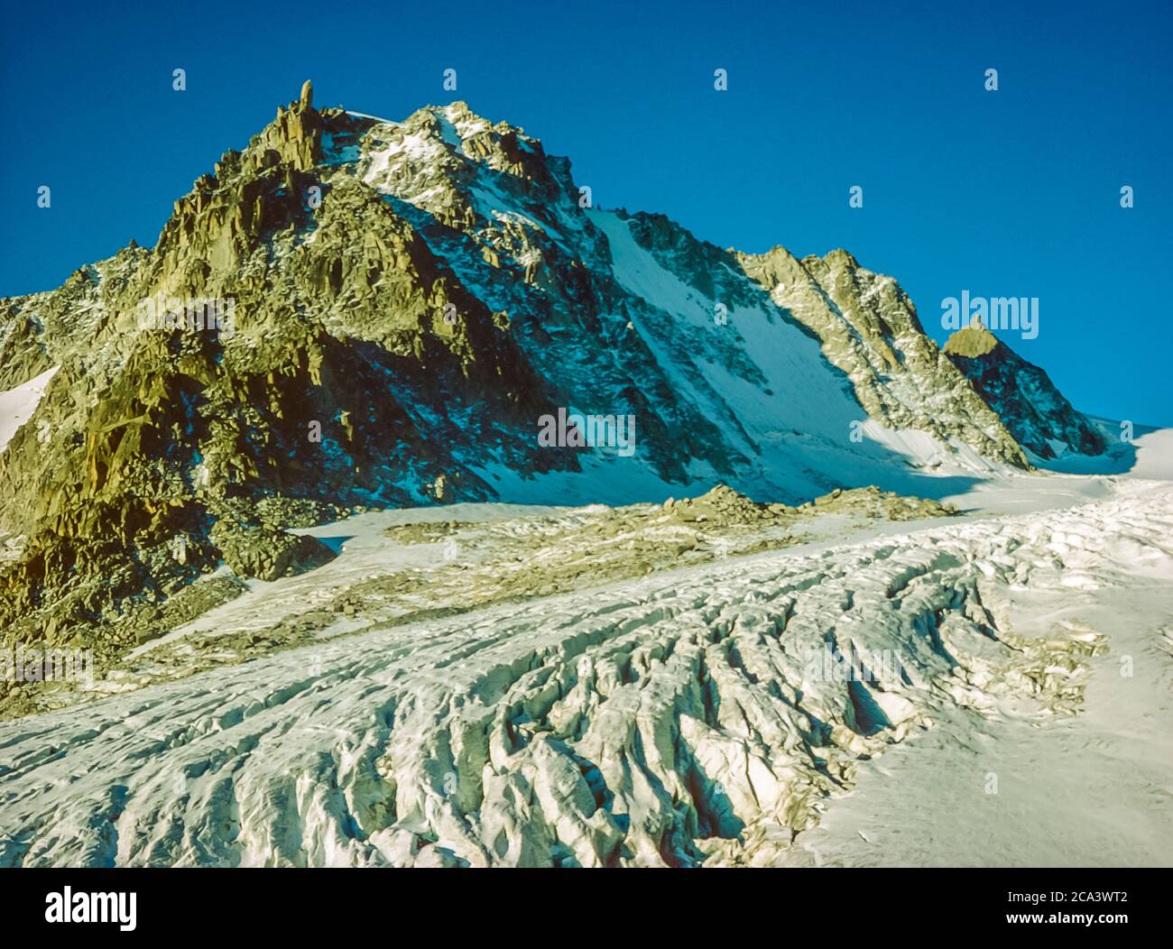 Schweiz. Das sind die Berge der Arolla Alpen in der Schweiz, die auf der alten Jäger-Hochgebirgshandelsroute zwischen der französischen Stadt Chamonix und der Schweizer Stadt Zermatt gesehen und überquert werden. Dies ist der Aiguille d' la Tour und Tour Gletscher mit dem entfernten Col du Trient an der französischen Schweizer Grenze, wie man an der Annäherung an die Cabane d' Orney im Besitz des Schweizer Alpenvereins sieht, die sich neben dem Tour Gletscher befindet. Stockfoto