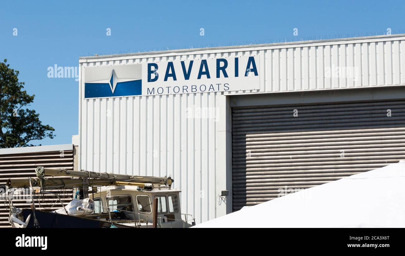 Logo der Bavaria Motorboote an der Fassade eines Gebäudes im Hafen von Travemünde Stockfoto